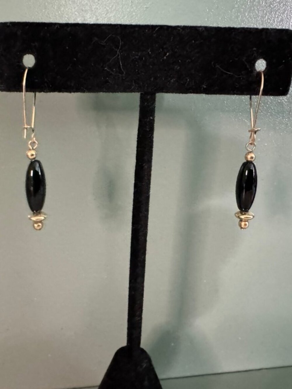 Beautiful Black Onyx and Gold Wire Dangle Earrings- Oval Stone- Ex. Cond
